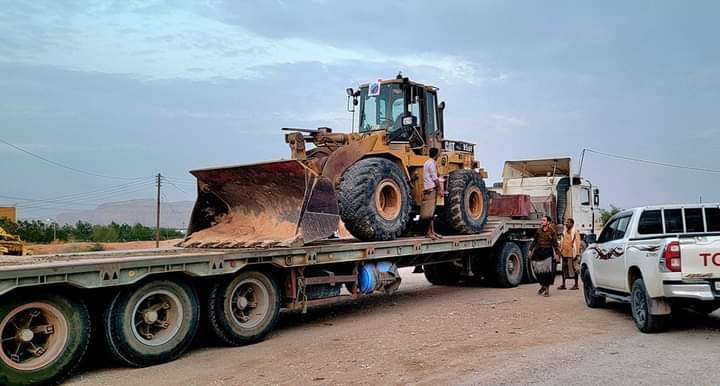 المؤسسة العامة للطرق والجسور شبوة تعزز فريق عملها الميداني بمعدات إضافية لإزالة الرمال من على طريق عتق المكلا..