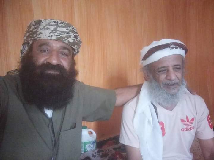 قائد الكتيبة  الأولى   “الشيخ علي مشجب” يقوم بزيارة أطمئنان  للشخصية الرياضية  الكابتن محسن الجازعي إلى منزله بعدن