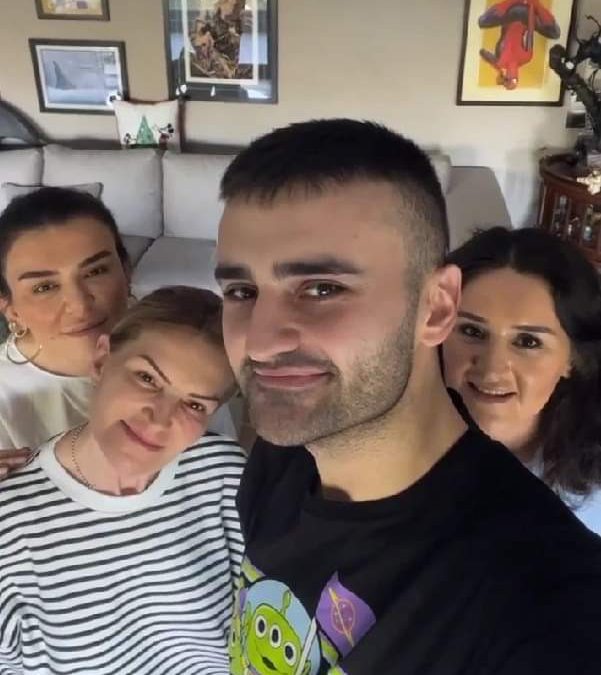 الشيف بوراك يظهر رفقة عائلته من النساء دون ظهور والده في الصورة، بعدما قرر مقاضاته بسبب الاستيلاء على المطاعم الخاصة به وبيعها دون أذنه.