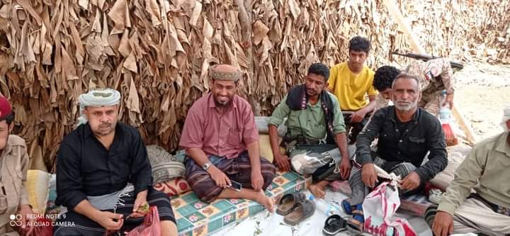 مدير عام خنفر “اليوسفي” وأركان اللواء الثالث مشاة “الحنشي”  يزوران  مخيم حلمه للنازحين و يقدمون واجب العزاء في وفاة الشاب بشير