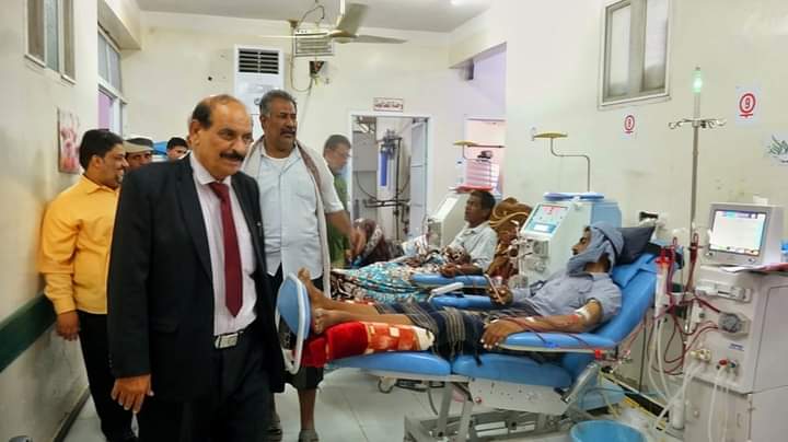 مركز غسيل الكلى عتق يتسلم سبعة أجهزة جديدة مع أسرتها  بتكلفة بلغت 128 ألف دولار