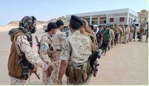 قائد الكتيبة الثانية في اللواء الثاني دعم واسناد يقوم بزيارة عيدية لمعسكر الكتيبة بأحور