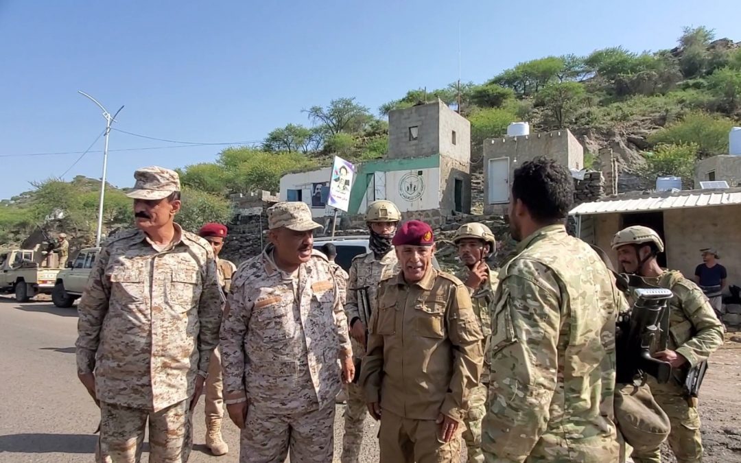قيادات عسكرية من وزارة الدفاع تزور جبهات الضالع وتطلع على احتياجات المقاتلين بالجبهة