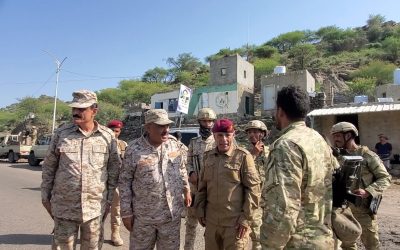 قيادات عسكرية من وزارة الدفاع تزور جبهات الضالع وتطلع على احتياجات المقاتلين بالجبهة