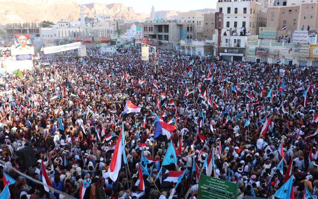 احتشاد الآلاف من أبناء غيل باوزير بوادي حضرموت في مهرجان يوم الأرض