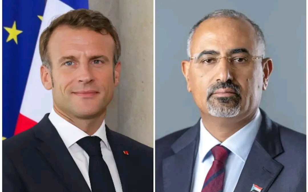 الرئيس القائد عيدروس الزُبيدي يهنئ الرئيس الفرنسي إيمانويل ماكرون بالعيد الوطني لبلاده