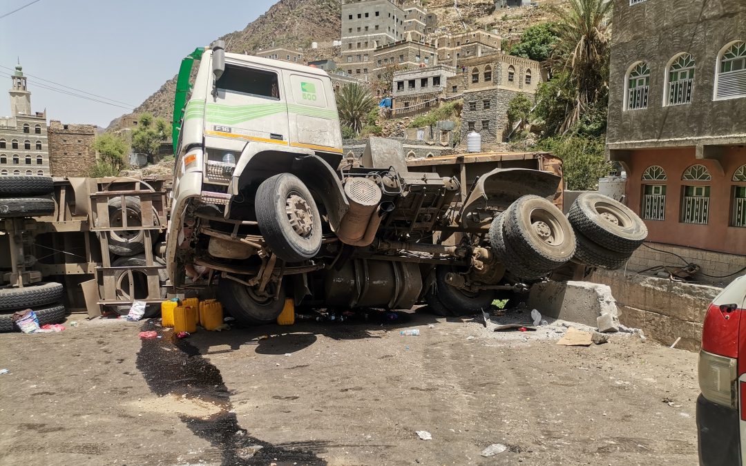 إنقلاب قاطرة بيهر يافع وإغلاق الطريق ساعات طويلة
