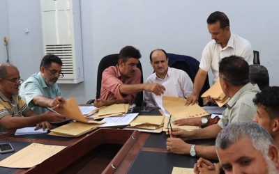 برئاسة مدير عام دارسعد؛ لجنة فتح المظاريف والمناقصات تستعرض العطاءات المقدمة في تنفيذ سبعة مشاريع خدمية بالمديرية
