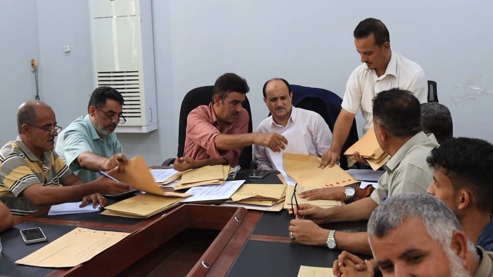 برئاسة مدير عام دارسعد؛ لجنة فتح المظاريف والمناقصات تستعرض العطاءات المقدمة في تنفيذ سبعة مشاريع خدمية بالمديرية