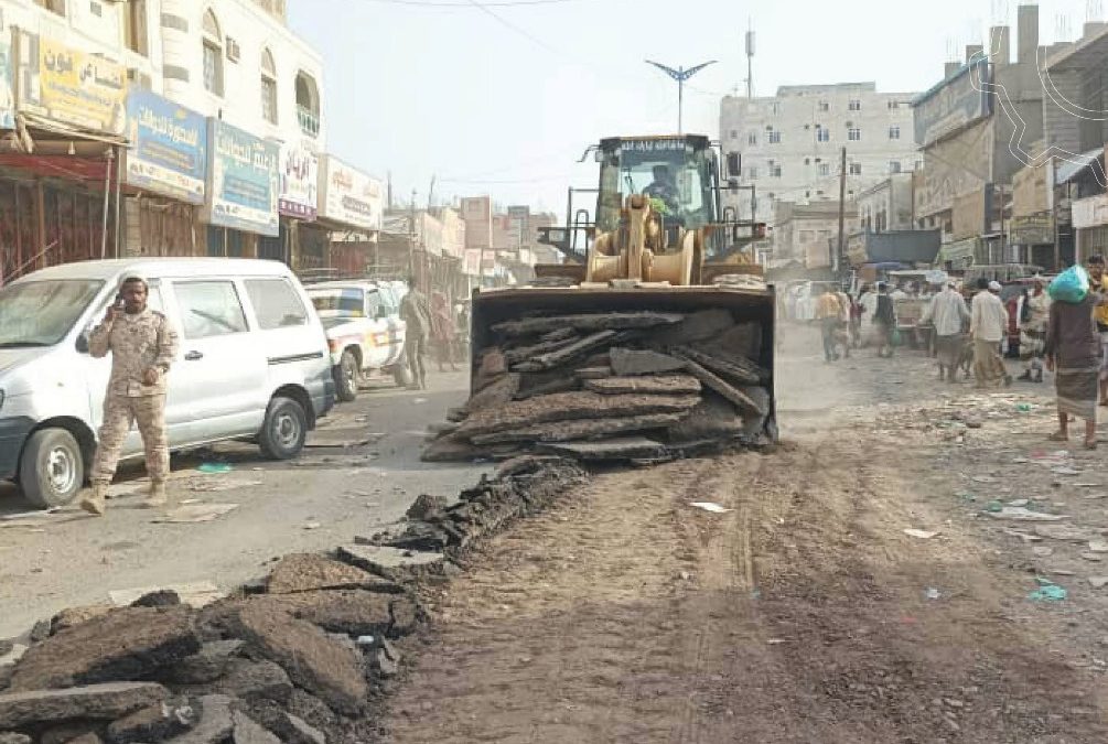 بدء أعمال صيانة وإعادة تأهيل الشارع الرئيسي والخلفي لمدينة الحبيلين في لحج