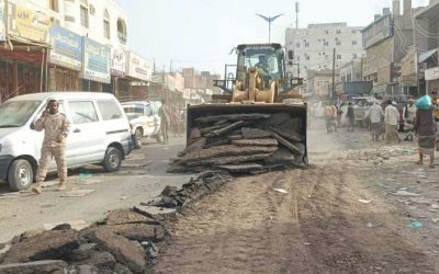 بدء أعمال صيانة وإعادة تأهيل الشارع الرئيسي والخلفي لمدينة الحبيلين في لحج