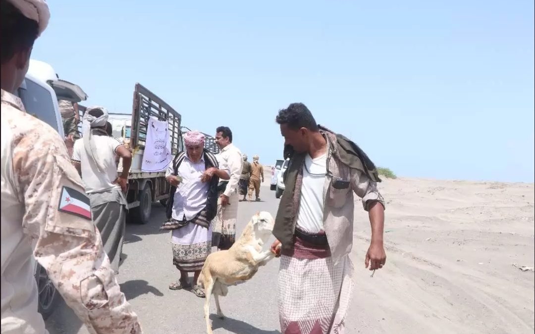 120 أسرة من أسر  صيادي أبين  تستفيد من مشروع أضاحي العيد المقدم من الهلال الإماراتي