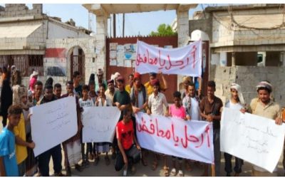 أبين .. محتجون ينفذون وقفة احتجاجية ويطالبون برحيل المحافظ