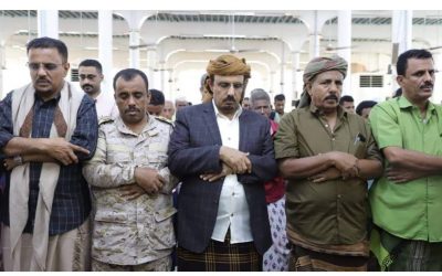محافظ حضرموت يتقدّم مشيّعي جنازة شهيد الواجب الجندي بقوات خفر السواحل الشاب أحمد خالد بانافع