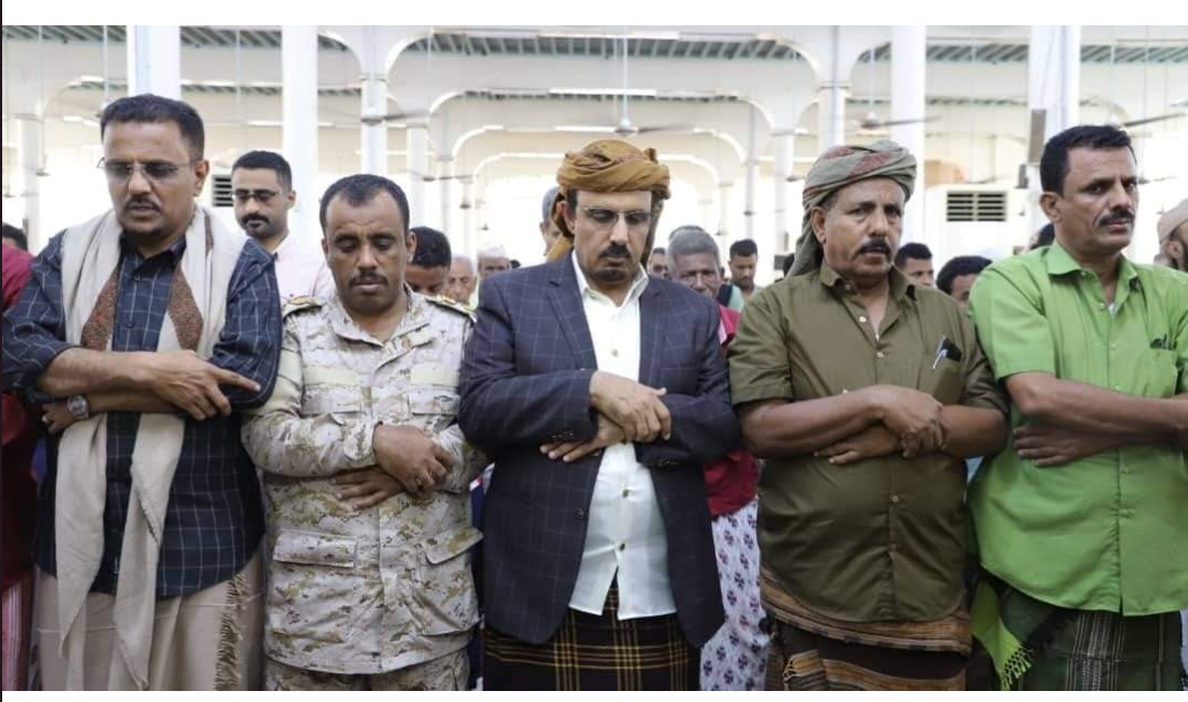 محافظ حضرموت يتقدّم مشيّعي جنازة شهيد الواجب الجندي بقوات خفر السواحل الشاب أحمد خالد بانافع
