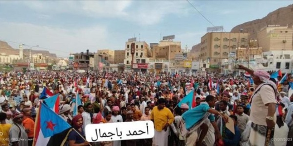 عاجل . . محاولات يائسة  للقوات المنطقة العسكرية الأولى لإفشال  احتفالات حضرموت بيوم الأرض- صورة من الميدان –