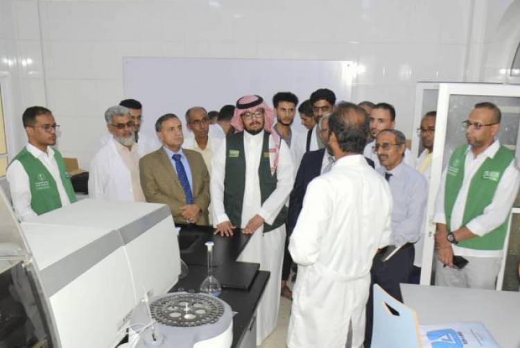 جامعة عدن والبرنامج السعودي يدشنان الدورة التدريبية الشاملة للمختبرات ومعامل الإنتاج الدوائي بكلية الصيدلة
