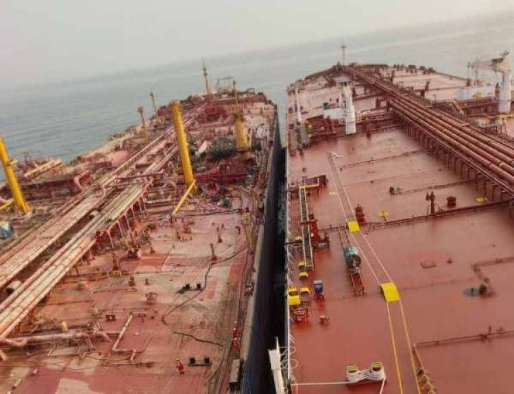 بدء تفريغ النفط من الناقلة “صافر” إلى السفينة البديلة
