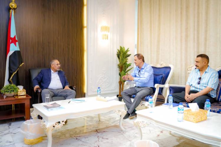 اللواء الزُبيدي يطّلع على سير العمل بشركة الاستثمارات النفطية والمعدنية