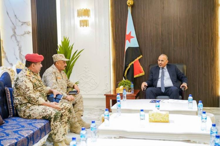 اللواء عيدروس الزُبيدي يؤكد على أهمية الحفاظ على الجاهزية العالية للقوات المرابطة في الجبهات الحدودية بأبين