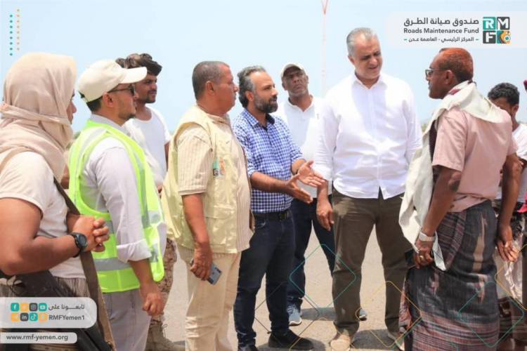 رئيس صندوق صيانة الطرق يطلع على اعمال فريق محطة الوزن المحوري المتنقلة في العاصمة عدن