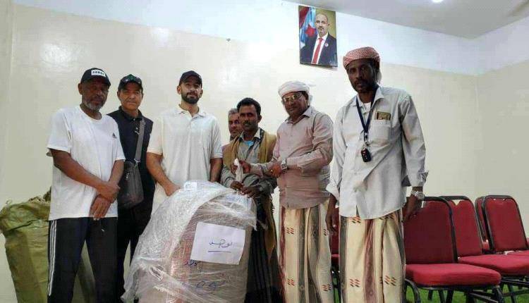 إتحاد قدم سقطرى يسلم “أحذية رياضية” لأندية المحافظة