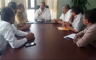 محافظ ابين يزور المؤسسة المحلية للمياه ويطلع على تجهيز وانشاء مختبر مركزي لفحص المياه