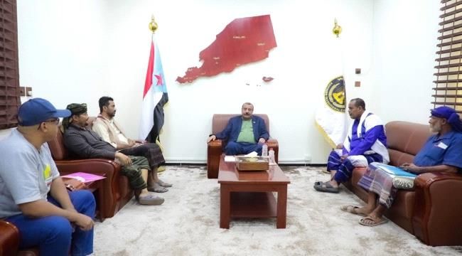اللواء بن بريك يلتقي عدداً من شيوخ مشايخ محافظة لحج