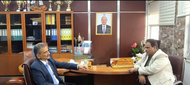 محافظ عدن يزور شركة النفط بعدن للاطمئنان على اوضاع الحركة التموينية للسوق المحلية من المشتقات النفطية