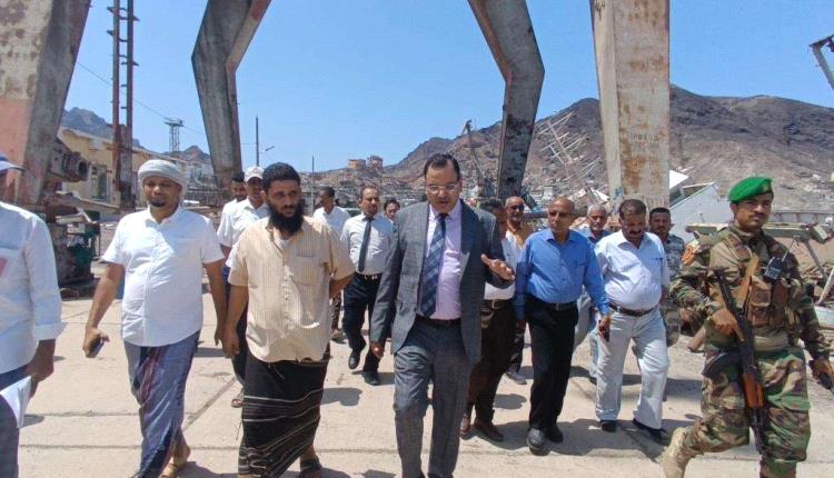 الوزير السقطري يدشن اعادة استقبال السفن في ميناء الاصطياد السمكي بعد توقف 12 عاما