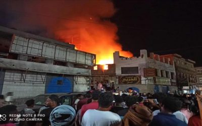 عاجل.. حريق هائل في أحد المطاعم والمخابز في كريتر.