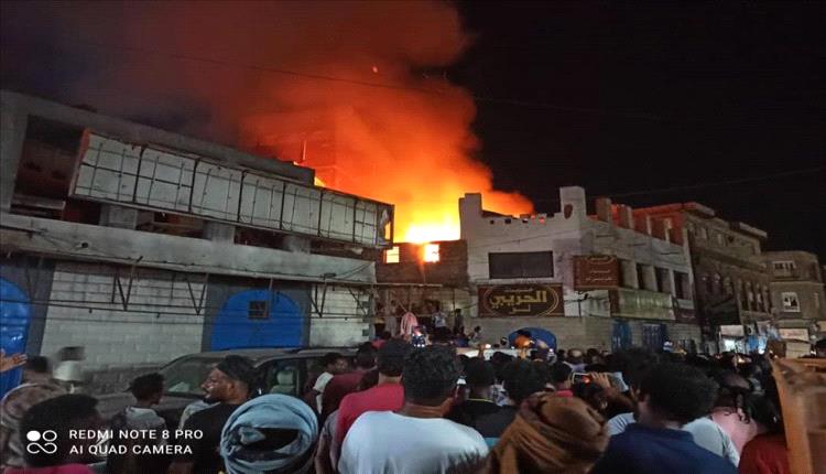 عاجل.. حريق هائل في أحد المطاعم والمخابز في كريتر.