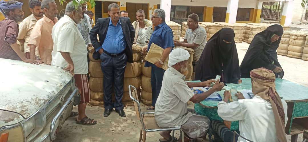 محافظ أبين يزور محلج القطن ومصنع الزيوت  النباتية بالكود ويطلع على كمية انتاج القطن في الموسم الزراعي الماضي