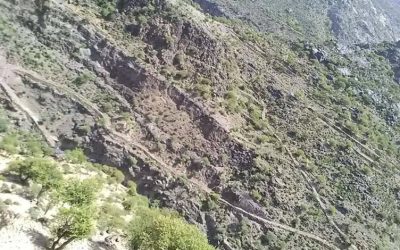 عزيمة مواطن في الضالع تمكنه  من شق طريق جبلي وعر بطول 1000م