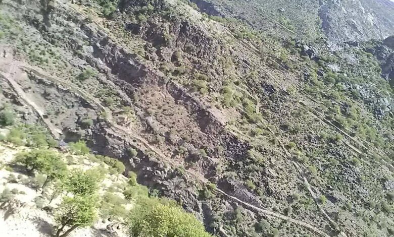 عزيمة مواطن في الضالع تمكنه  من شق طريق جبلي وعر بطول 1000م