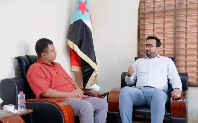العولقي يلتقي الصحفي عبدالرحمن انيس ويشيد بتغطياته الصحفية الموضوعية