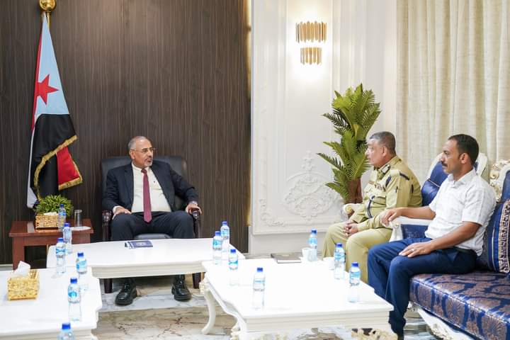 الرئيس القائد عيدروس الزُبيدي يطّلع على الصعوبات التي تواجه مصلحة الأحوال المدنية والسجل المدني