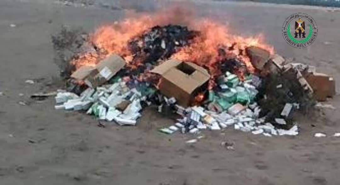 حزام لحج يتلف كمية كبيرة من الأدوية المهربة منتهية الصلاحية