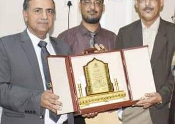 د.  عمر بامحسون يمنح درع التقدير لرئيس جامعة عدن نظير دوره المتميز بمساندة التفوق الدراسي لطلاب العلم