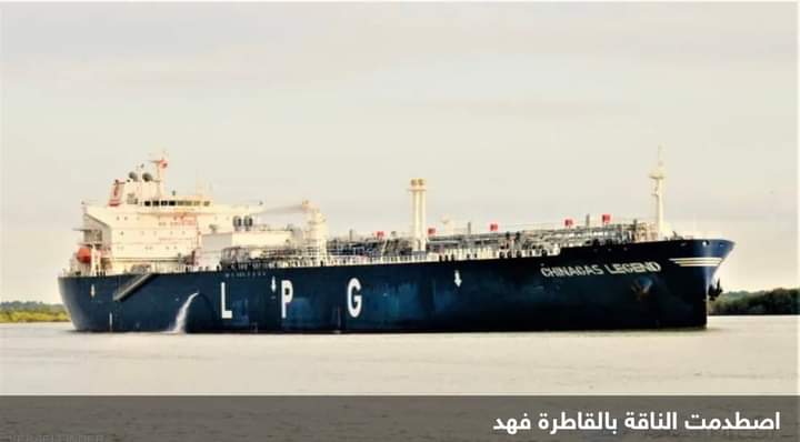 غرق قاطرة في قناة السويس بعد اصطدامها بإحدى الناقلات العابرة