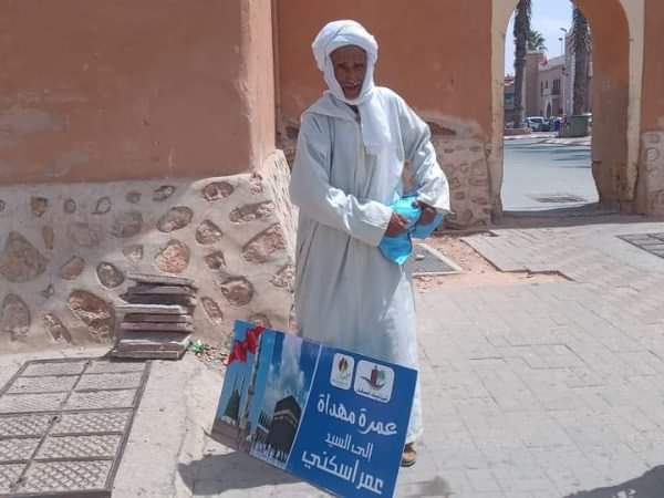 فرحة عارمة لشيخ مغربي.. ظل يصلح الطرق بفأسه لعقود فحاز جائزة عمرة