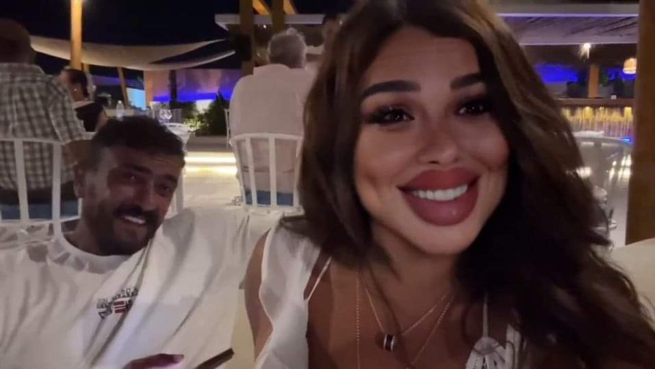 الفنانة المصرية ياسمين_عبد_العزيز تظهر بفلتر لتكبير الشفايف رفقة زوجها أحمد العوضي وتثير الجدل