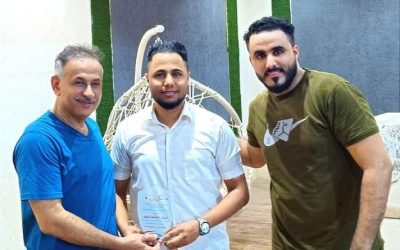بمناسبة اليوم العالمي للشباب .. الجاوي يكرم المصور العدني منذر هاشم بدرع الإبداع