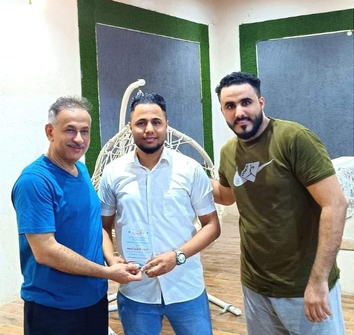 بمناسبة اليوم العالمي للشباب .. الجاوي يكرم المصور العدني منذر هاشم بدرع الإبداع