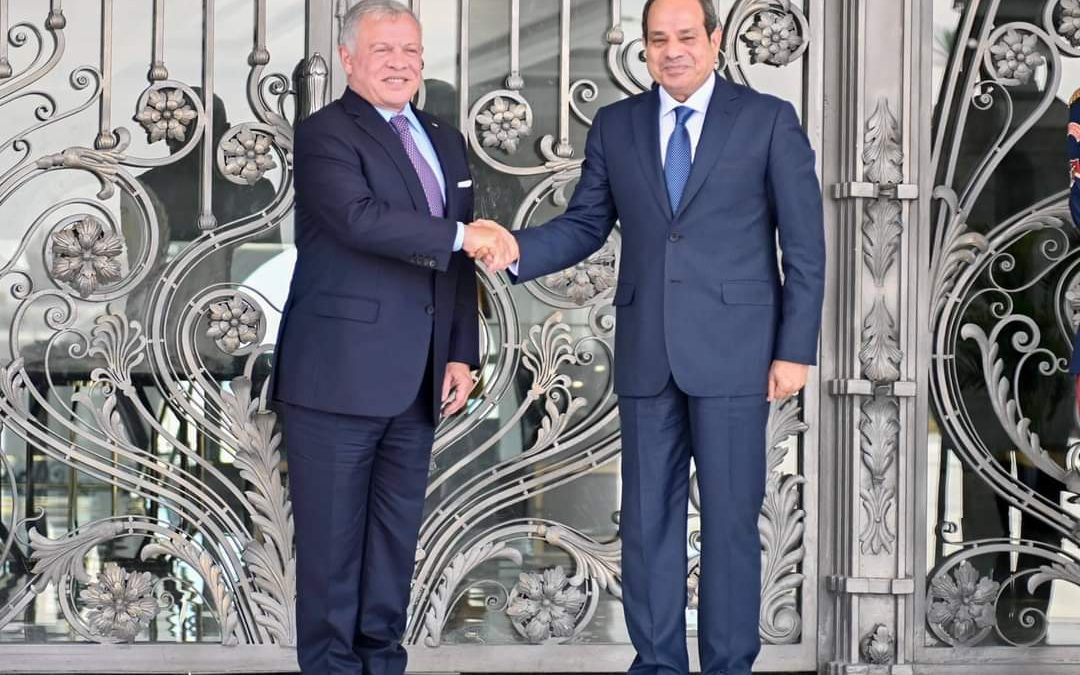 الرئيس المصري يستقبل بمطار العلمين الدولي عاهل الأردن للمشاركة في القمة الثلاثية بين مصر والأردن وفلسطين.