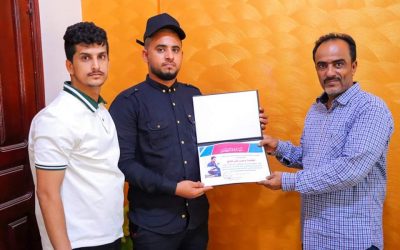 مدير عام خورمكسر يكرم منقذ الطفل خلال انهيار واجهة صالة مطار عدن