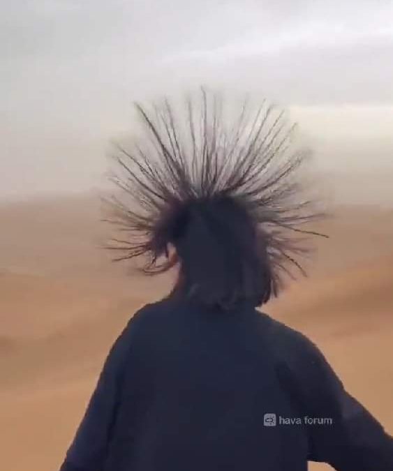 أغرب ظاهرة لوقوف شعر سياح لأعلى عند ذهابهم إلى الصحراء