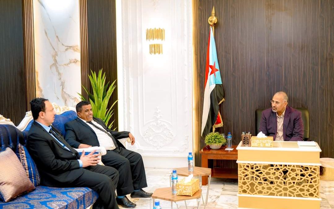 الرئيس الزُبيدي يطّلع على سير العمل بفرع البنك المركزي بمحافظة المهرة