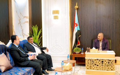 الرئيس الزُبيدي يطّلع على سير العمل بفرع البنك المركزي بمحافظة المهرة