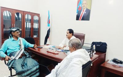 رئيس انتقالي أبين يناقش مع مدير عام زنجبار سبل التعاون مع لجنة متابعة الخدمات في المديرية